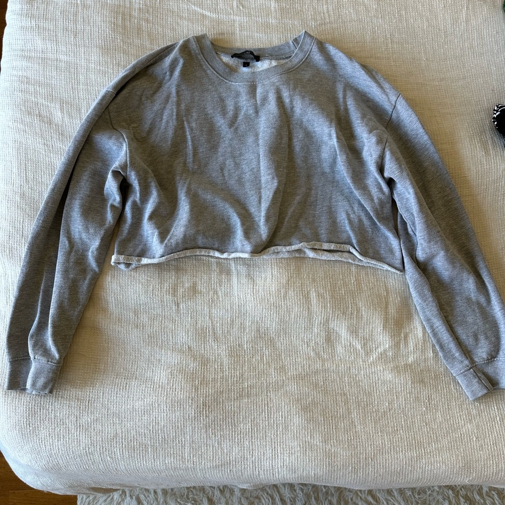 Adorable comfy cropped sweatshirt!